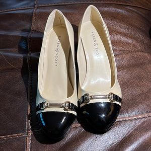 Karen Scott Chloe black and cream pump with buckle top size 7.5